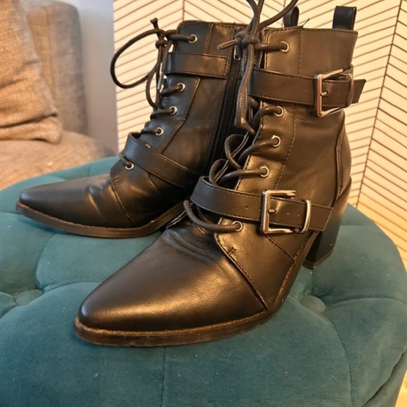 New Look Black Heeled Boots with Buckle Detail - Picture 2 of 4